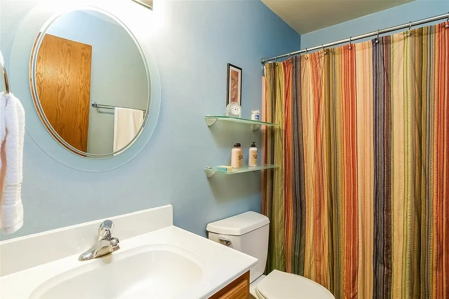 the guest bath before renovation